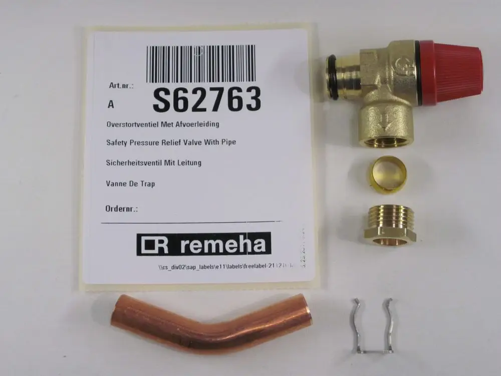 Sicherheitsventil von Remeha mit einem Rohr, einer roten Einstellkappe, einer Messing-Basis und zwei Halterungen für die Installation.